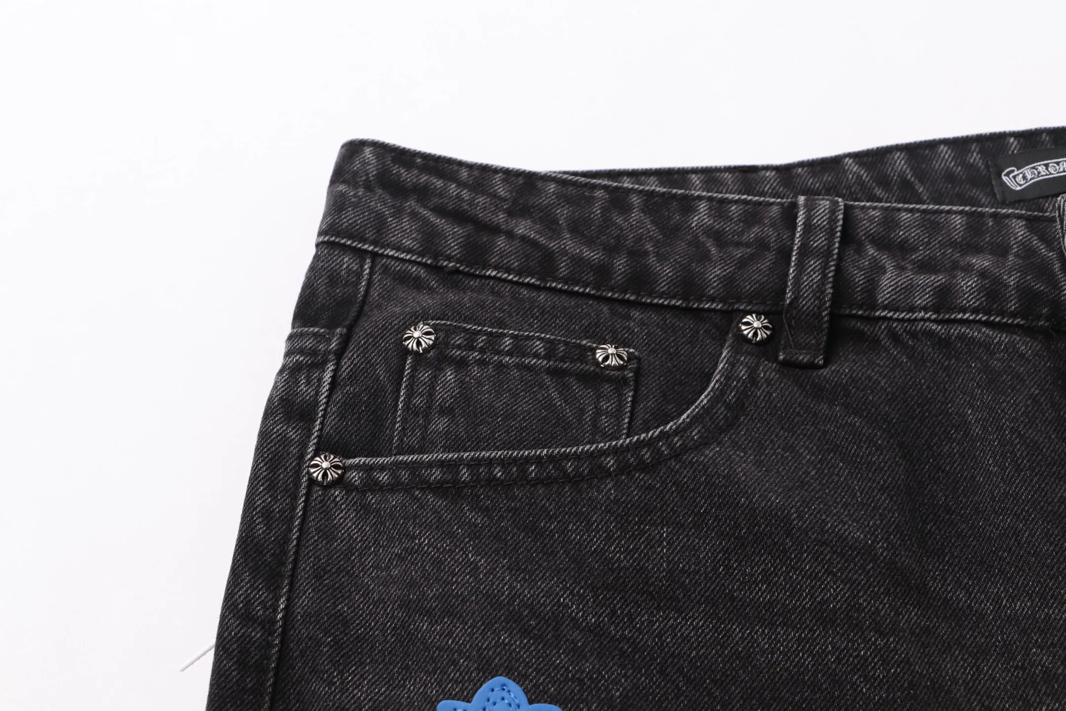 P260 Style number: H80 Croxin & 𝐂𝐡𝐫𝐨𝐦𝐞 𝐇𝐞𝐚𝐫𝐭 ss25 black leather Sanskrit fine jeans. Styles with different washed textures are very friendly to people with thin legs. The slightly flared version perfectly modifies the leg shape. The timeless and moderate length makes it easy to match and match. It is the basis for various styles and is a must-have in your wardrobe! The fabric is stiff but also makes the upper body soft without losing texture. The washing process is even more perfect. It is a must-have item for everyone! ! ! Washed wheat, hang tag, pants label, three labels complete Color: black Size: 30-32-34-36